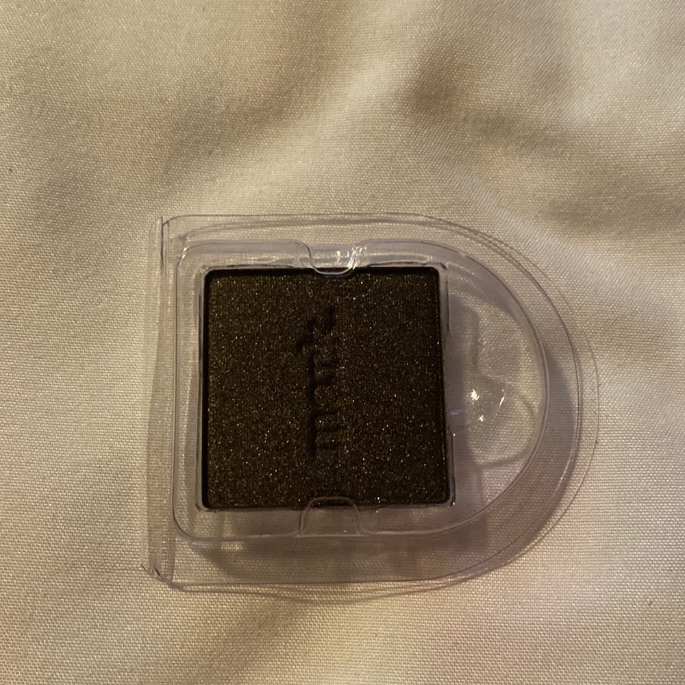 Mark. Wet/dry eyeshadow - lava
